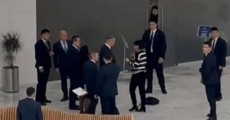 Астанада белгісіз әйел премьер-министрдің алдынан жүгіріп шығып, көмек сұрады (видео)