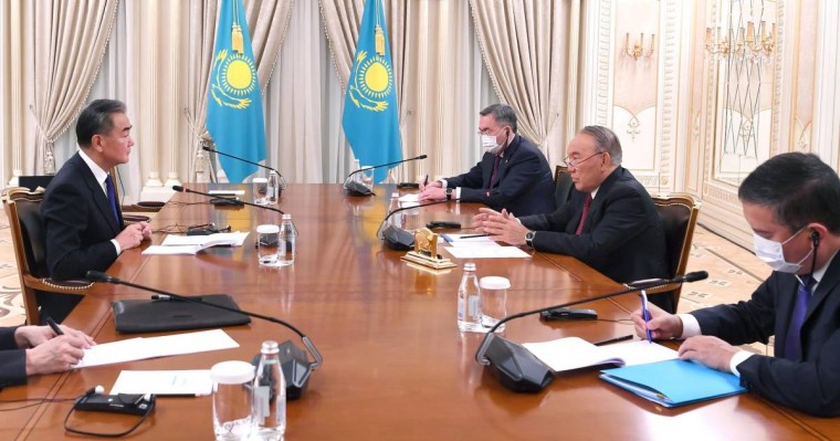 "Қытай тығырықтан шығудың жолын ұсынды": Назарбаев Қытай дипломатына ағынан жарылды