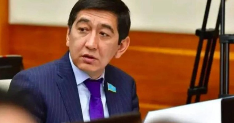 "Министрдің не әкімнің баласы әскерде жүр дегенді естімедім": Ринат Зайытов қорғаныс министріне сұрақ қойды