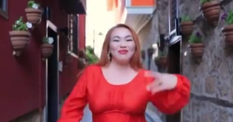 Атауы біртүрлі «Красный көйлек, черный өрнек» әні жарық көрді