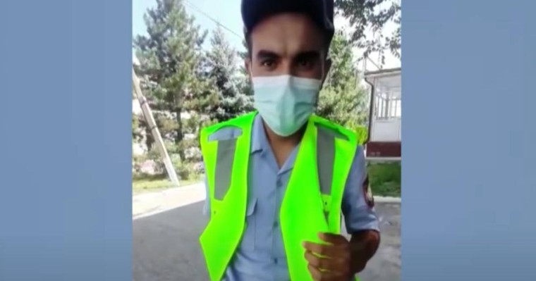 Полиция басшысы қол астындағы қызметкерін балағаттап, погонын жыртып тастаған (видео)