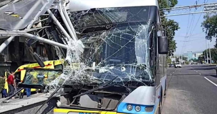 Жүргізуші өзін нашар сезініп, рөлге ие бола алмай қалған: Алматыда троллейбус жантүршігерлік жол апатына түсті