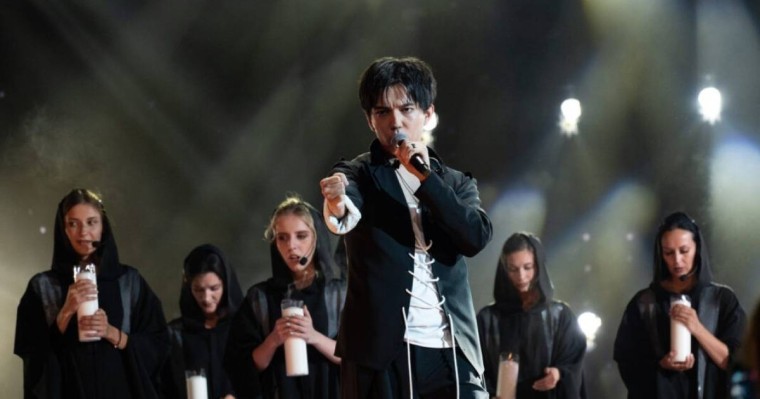 Қобыз – «бейтаныс»: Димаш қазақ ұлттық аспабымен жаңа әнін таныстырды (видео)