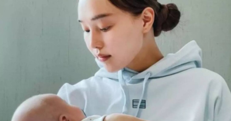 «98 мың теңге»: Айжұлдыз Адайбекова үш айлық ұлына алған қымбат аяқ киімді көрсетті