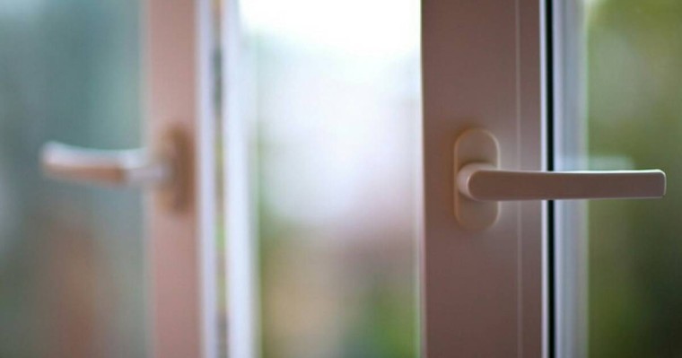 Жағдайлары ауыр: Оралда бір үйдің екі баласы бесінші қабат терезесінен құлап кетті