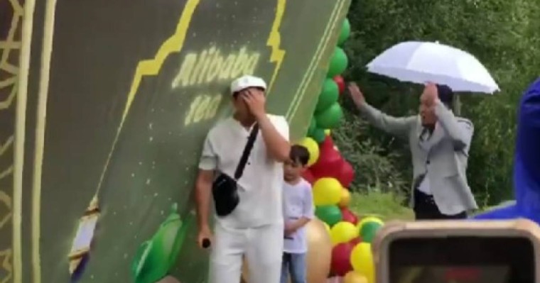 Құдай сақтады: Ғаділбек Жанай ауыр баннердің астында қала жаздады (ВИДЕО)