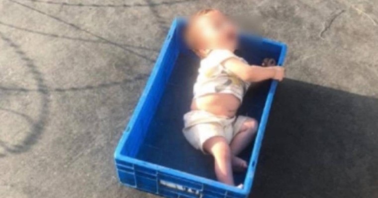 Ауғанстанда ұшу алаңында қалып қойған сәби бүкіл әлемді жылатты (фото)