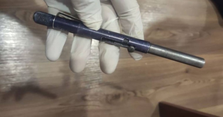 Өскемендік полицейлер қаламға ұқсас қару тәркіледі