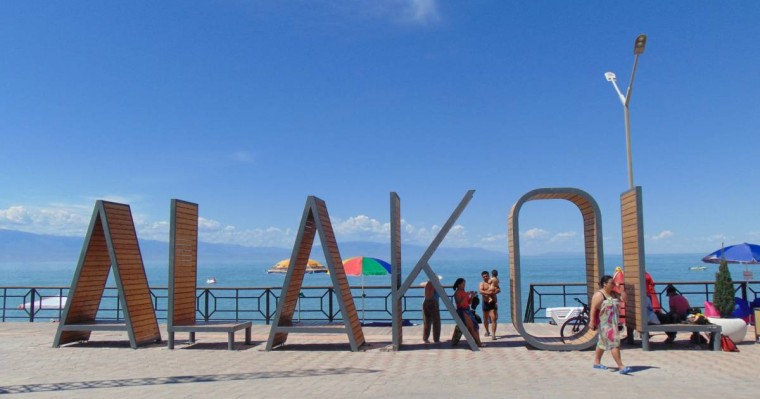 "Әпшулері делдиген. 20 жастағы қыздың купальнигін киген 60 жастағы апалар": Алакөлдегі жағдай