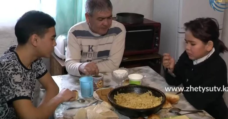 Алты баласын асырап отырған жалғызбасты әке: Қыздарға шеше керек, әйелім қайтіп оралса, кешіремін - Қазақстан жаңалықтары