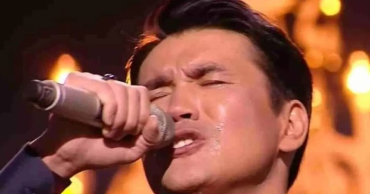 Әкесіне ән арнаған Нұрболат Абдуллин сахнада көз жасына ерік берді (видео)