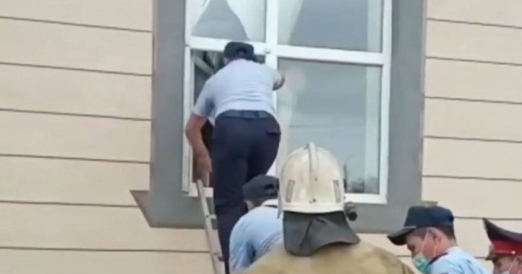 Балқашта тойды тоқтату үшін полиция терезеден кірген - видео