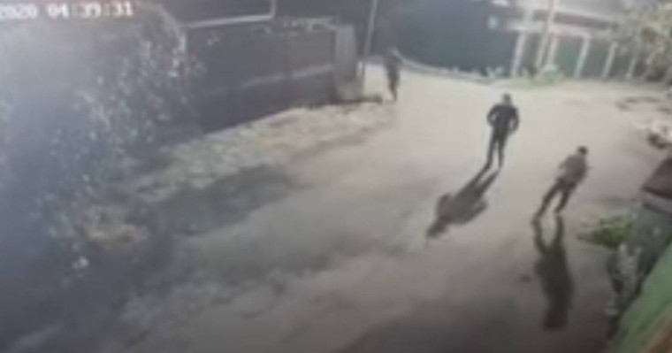 Алматыда үш шетел азаматының жанармай бекетіне жасаған қарақшылық шабуылы видеоға түсіп қалды