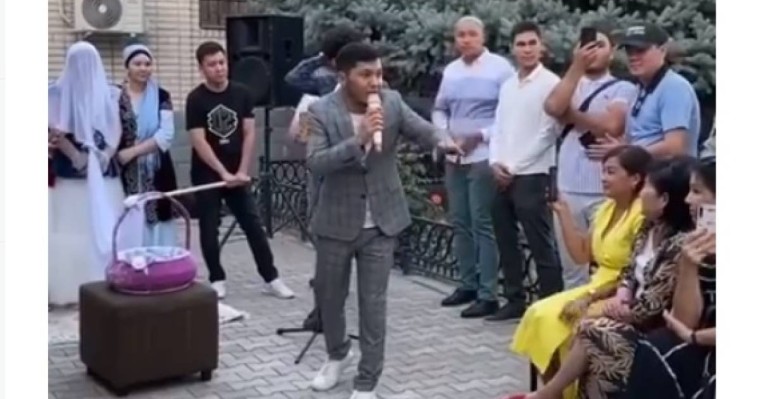 Келінге "Барселона" мен "Баварияға" сәлем салдырды: Белгілі актер жұрттың ашуына тиді (видео)