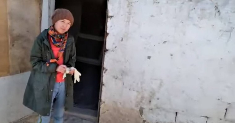 Жаңаөзендік жанашырлар мүгедек әке мен қызына үй сыйлады (видео)