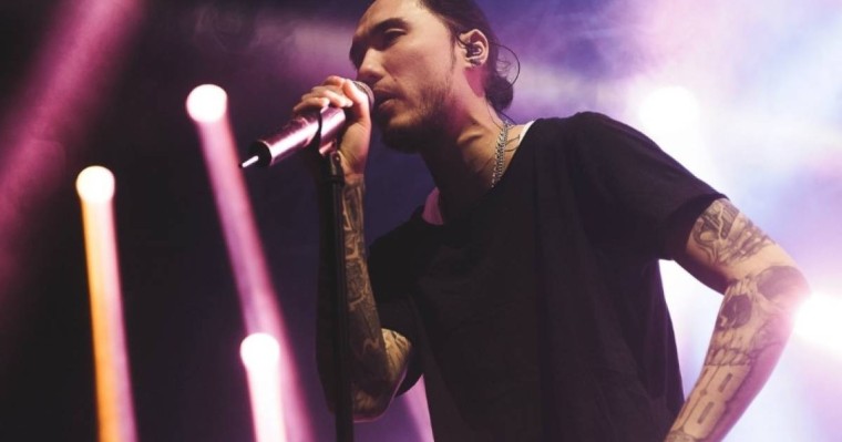 Скриптонит Қазақстандағы концертін қаңтар құрбандарын еске алумен бастады (Видео)