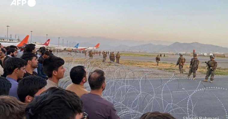 Кабул әуежайындағы хаос: әскерилер ұшаққа ұмтылған адамдарға оқ атты