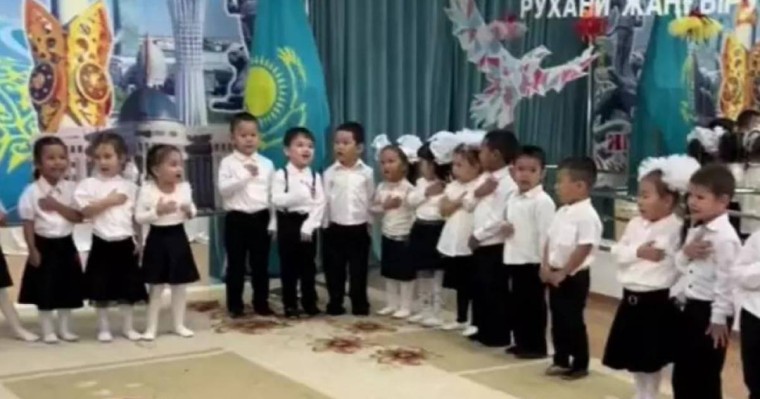 "Көзіме жас келді". Кішкентай патриоттар қазақстандықтарды таңғалдырды
