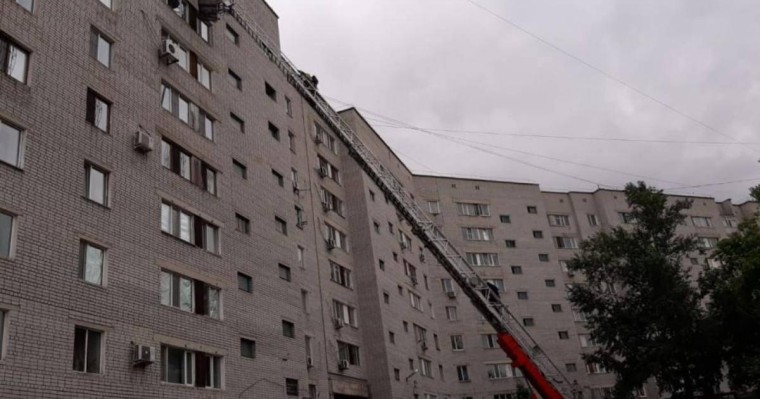 Семейде өртенген үйде қалып қойған қыз 9 қабаттан секіріп кетті