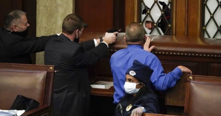 АҚШ-та оқ атылып, жаппай наразылық басталды: Трамп аккаунттары бұғатталды