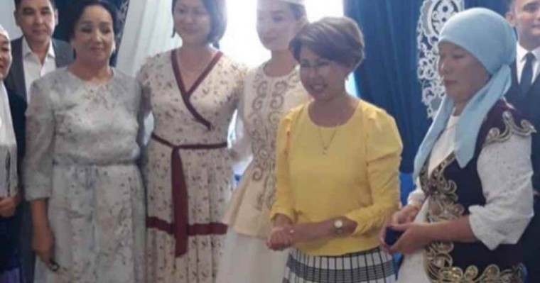 "Ақеркенің келінім болатынын кейін білдім": Роза Рымбаева ұлы Әлидің тойы қашан болатынын айтты