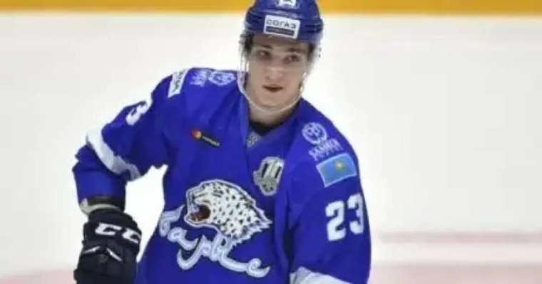 «Барыс» хоккейшісінің аяғын коньки тіліп кетті