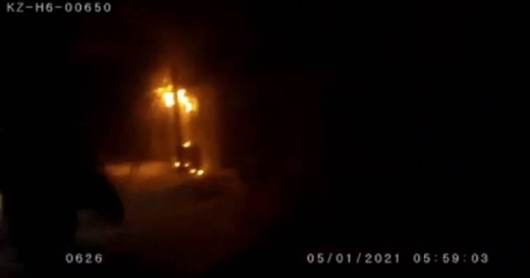 Нұр-Сұлтанда полицейлер қас-қағым сәтте әйел мен үш баласын өрттен құтқарды (видео)