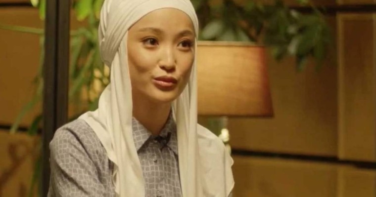 "Ешкім көшеде кимешек киіп жүрген жоқ": Әуелбекова заманауи орамалын сынағандарға жауап берді