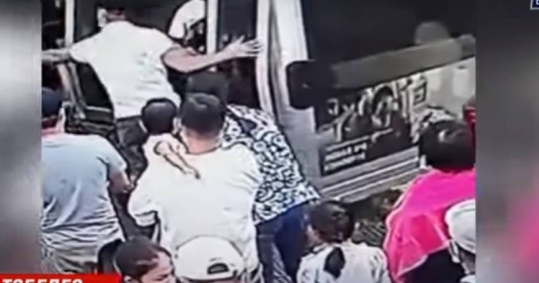 Шымбұлақта қызметкерді ұрған турист видеоға түсіп қалды