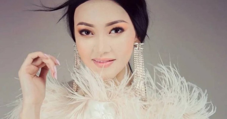 "Қолынан ұстап, жібермей қойды": Ерке Есмахан тойда қызықты жағдайға тап болды (видео)