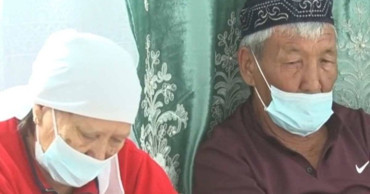 "Бірге өскен достары өлтірді": Атырау облысында марқұмның туыстары кінәлілердің бостандықта жүргеніне шағымданды