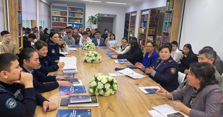 Әртүрлі мамандардың басын қосқан дөңгелек үстел