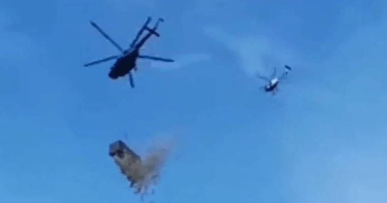 Чехияда бір долларлық купюрадан "жаңбыр" жауды (ВИДЕО)