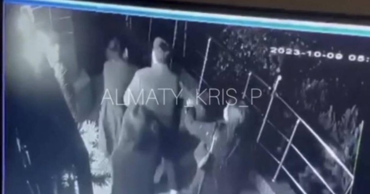 «Шашынан сүйреп, мұрнын сындырған». Алматыда төбелескен қыздардың видеосы тарады