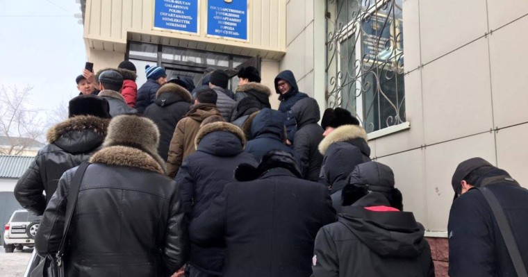 Аймақтан келген жүргізушілер биліктен шетелдік көліктерін тіркеуге жеңілдік талап етті