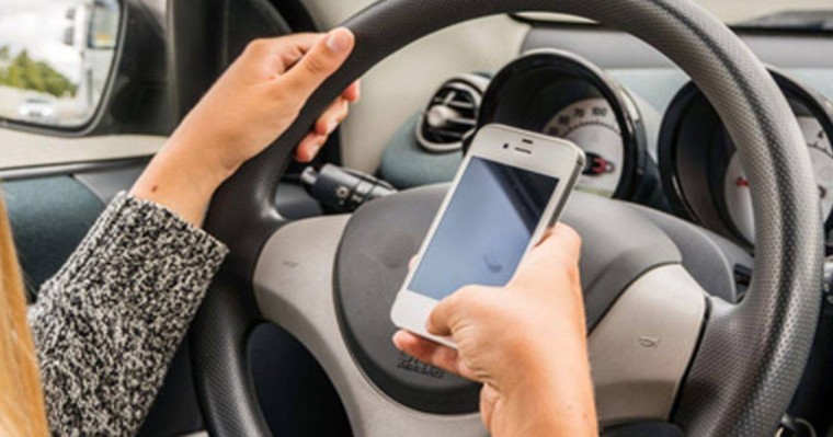 Қазақстанда көлік жүргізу кезінде телефонға алаңдаған әйел екі адамның өліміне себепші болды