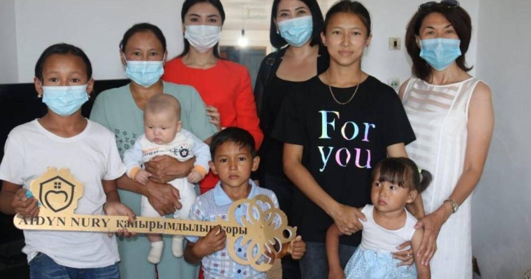 Айнұр Тұрсынбаеваның қоры Қарағанды облысында көпбалалы отбасына үй тарту етті
