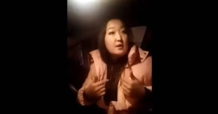 Таксиде жүргізуші мен жолаушы қазақша ән үшін "төбелесіп кетті"