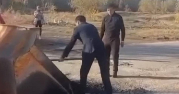 “Жиналыстан шықтым”. Желіде костюм киіп, жол жөндеген депутаттың видеосы тарады