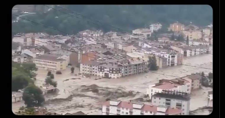 Өрт апатынан кейін Түркияда алапат су тасқыны болды (видео)