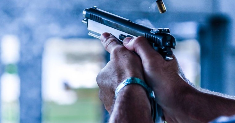 «Шайтан болып елестеді»: Ақмолалық азамат көршісін атып тастады