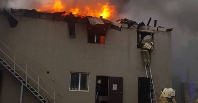 Алматыда жатақхана өртеніп кетті (ВИДЕО)