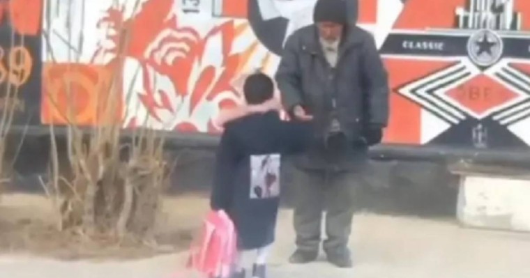 Мұқтаж жанға соңғы ақшасын санап берген оқушы "Жыл меценаты" атанды