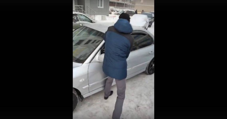 Ер адам асыққан жедел жәрдемді өткізу үшін қымбат көлігінің терезесін сындырды (видео)