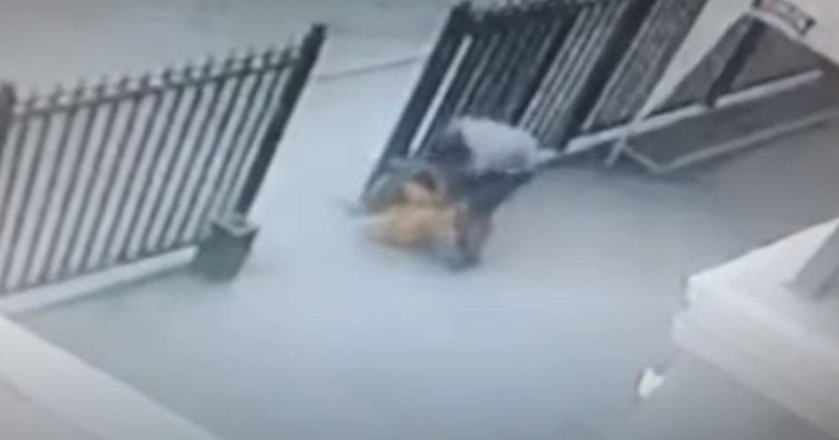 Атыраулық азаматтың әйелді тонамақ болып, оған шабуылдауы видеоға түсіп қалды