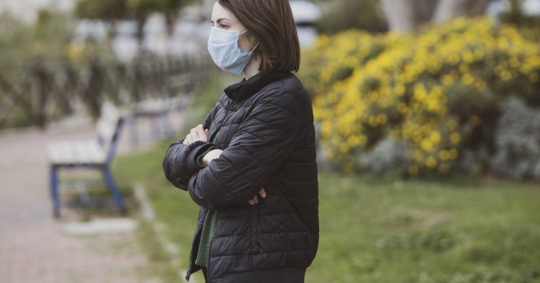 "Әдеттегіден көбірек ауыстыру қажет". Дәрігерлер аязды күні бетперде тағуға қатысты кеңес берді