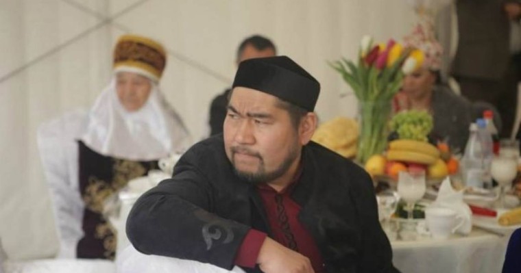 Балғынбектің вакцина алмағандарға баспана арнауының астарында не бар? Саясаттанушы ақынды сынға алды