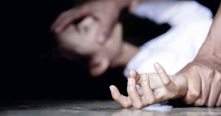 Сен кінәлісің: Оралда босанған сәтте баласынан айырылған әйелді күйеуі ұрып-соғып тастады