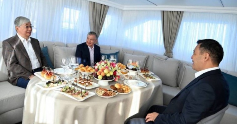 Тоқаев, Жапаров және Мирзиеев Ыстықкөлде кездесті