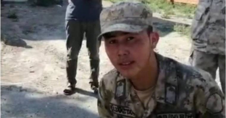 "Басынан ұрған": соққыға жығылған сарбаздың ата-анасы дабыл қақты (ВИДЕО)